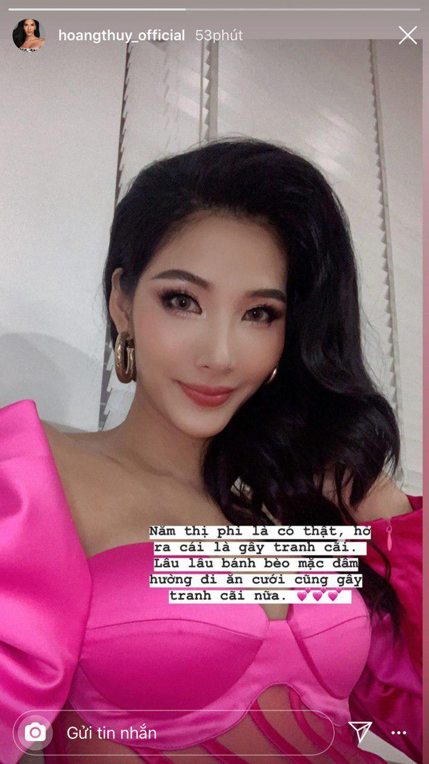 Diện đầm hồng rực rỡ đi đám cưới Thúy Vân, Hoàng Thùy bị chê diện đồ sai chỗ - ảnh 3