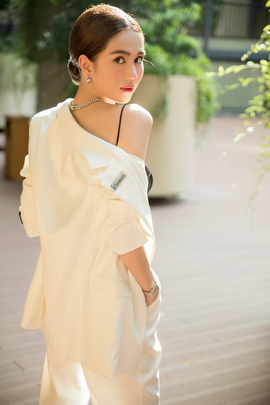 PGĐ kinh doanh công ty về sắc đẹp nhưng Ngọc Trinh lại lộ vòng 1 khiêm tốn đến khó tin? - ảnh 2