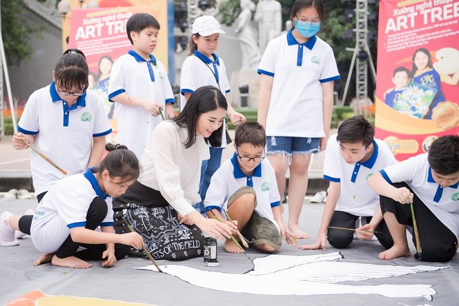 Ai đi xế xịn thì đi, còn Ngọc Hân thong dong đạp xe quanh Hồ Gươm đúng chuẩn sống xanh - ảnh 2