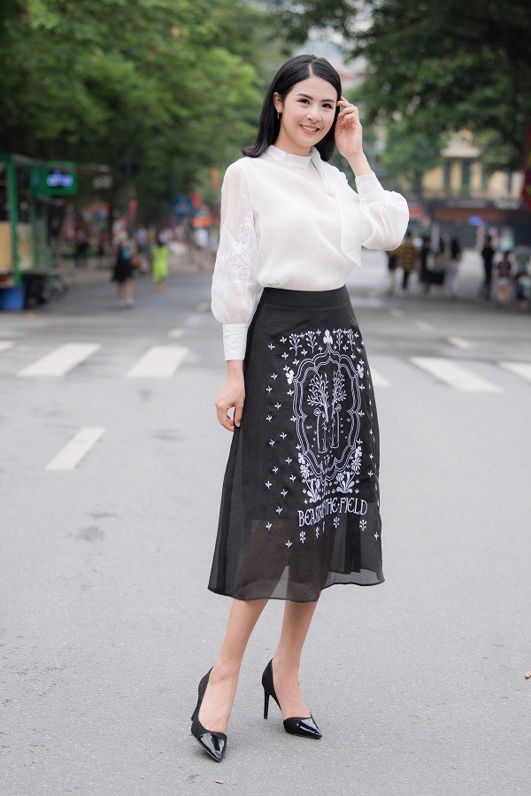 Ai đi xế xịn thì đi, còn Ngọc Hân thong dong đạp xe quanh Hồ Gươm đúng chuẩn sống xanh - ảnh 3