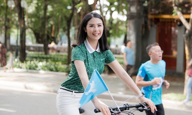 Ai đi xế xịn thì đi, còn Ngọc Hân thong dong đạp xe quanh Hồ Gươm đúng chuẩn sống xanh - ảnh 1