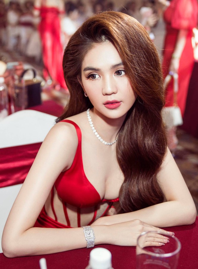 Khán giả bất ngờ khi “nữ hoàng nội y” Ngọc Trinh lộ ảnh nhạy cảm phô bày cả vòng 1 - ảnh 1