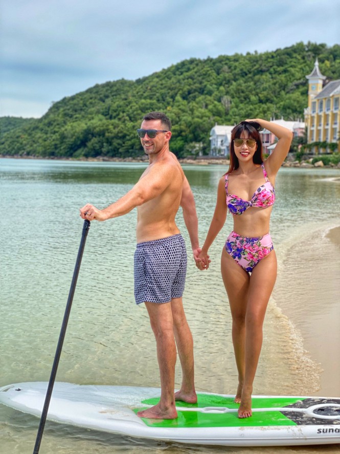 Siêu mẫu Hà Anh diện bikini khoe eo con kiến cùng chồng ở