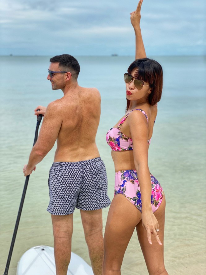 Siêu mẫu Hà Anh diện bikini khoe eo con kiến cùng chồng ở