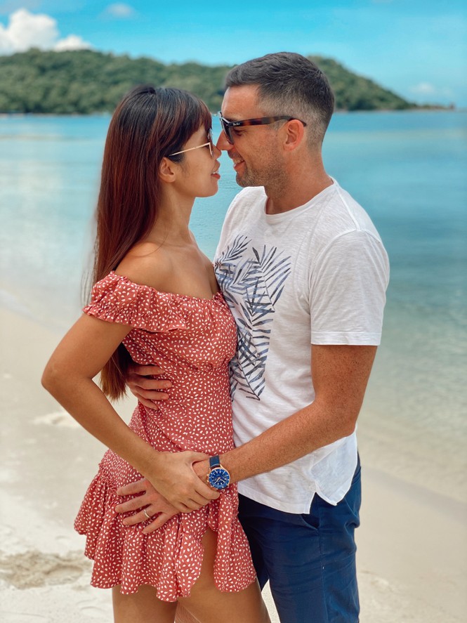 Siêu mẫu Hà Anh diện bikini khoe eo con kiến cùng chồng ở