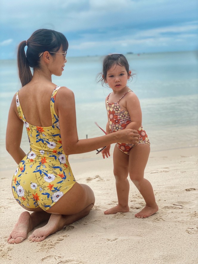 Siêu mẫu Hà Anh diện bikini khoe eo con kiến cùng chồng ở