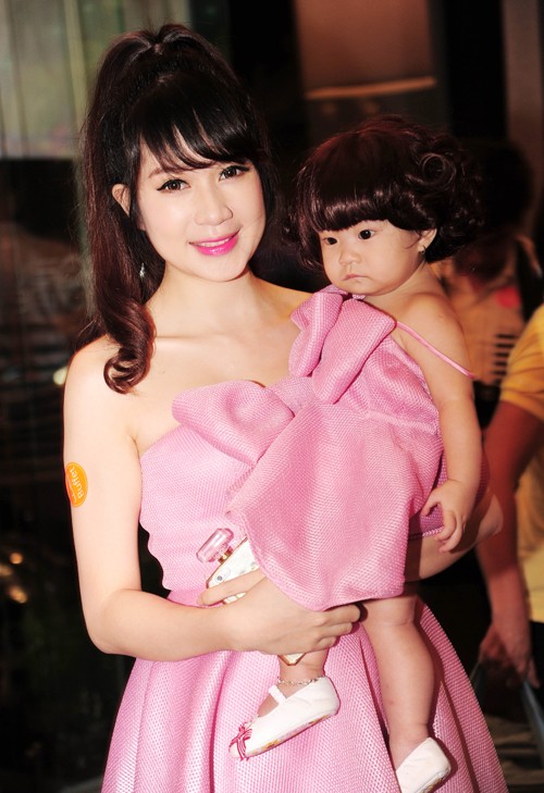 Những cặp đôi chênh lêch tuổi tác của showbiz Việt - ảnh 4