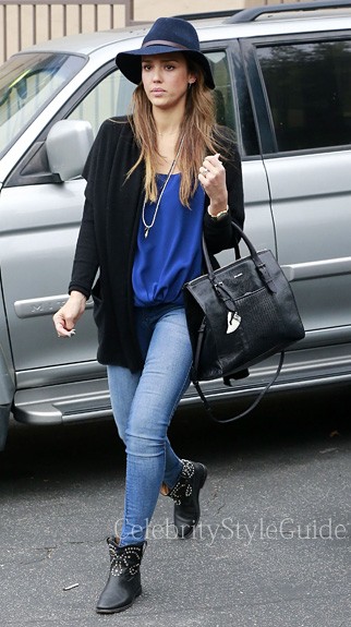 Jessica Alba trẻ trung, năng động cùng mũ phớt - ảnh 12