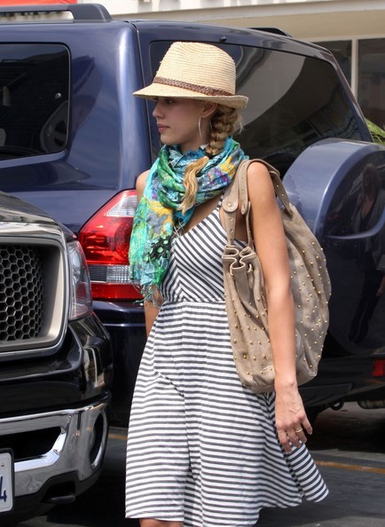 Jessica Alba trẻ trung, năng động cùng mũ phớt - ảnh 2