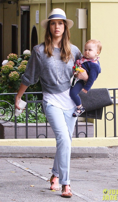 Jessica Alba trẻ trung, năng động cùng mũ phớt - ảnh 7