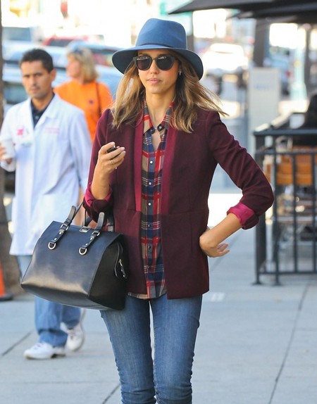 Jessica Alba trẻ trung, năng động cùng mũ phớt - ảnh 9