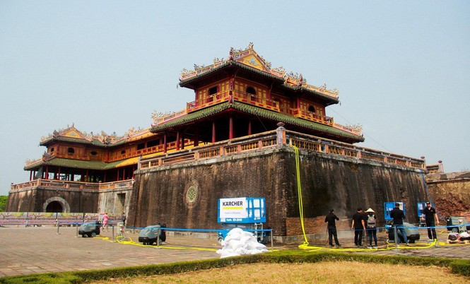 Làm sạch Cổng Ngọ Môn bằng hơi nước nóng - ảnh 1