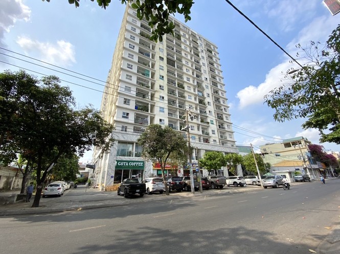 Chung cư Khang Gia đang là điểm nóng về vi phạm trật tự xây dựng ở TPHCM khi tự ý chia nhỏ tầng thương mại 71 căn hộ để bán cho người dân.