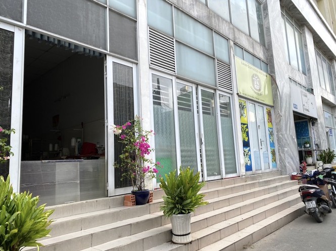 Ở tầng trệt của chung cư Khang Gia có hơn chục căn hộ, đang được biến thành nơi để ở và làm văn phòng công ty, tiệm cắt tóc, quán cà phê...