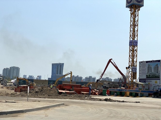 Sài Gòn đường phố vắng tanh, công trường vẫn tấp nập thi công - ảnh 5