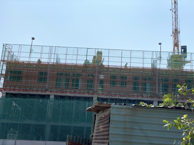 Sài Gòn đường phố vắng tanh, công trường vẫn tấp nập thi công - ảnh 3