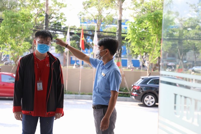 Sinh viên hào hứng trở lại giảng đường - ảnh 3