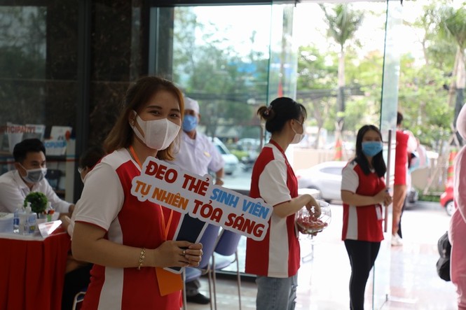 Sinh viên hào hứng trở lại giảng đường - ảnh 4