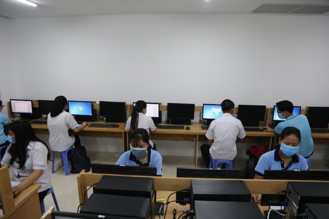 Sinh viên hào hứng trở lại giảng đường - ảnh 11