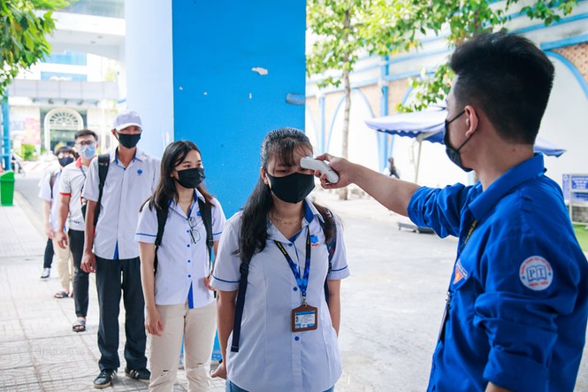Sinh viên hào hứng trở lại giảng đường - ảnh 12