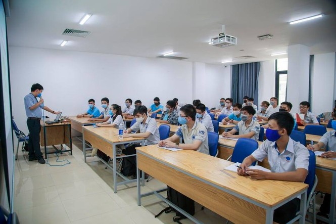 Sinh viên hào hứng trở lại giảng đường - ảnh 10
