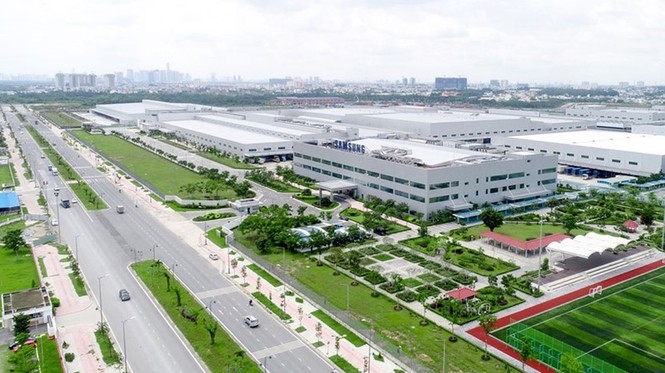 Việt Nam đang trên đường trở thành một trung tâm sản xuất thay thế nhờ vào vị trí gần Trung Quốc và lực lượng lao động chi phí thấp.