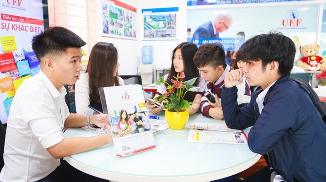 Vì sao trường đại học đua nhau xét tuyển bằng học bạ? - ảnh 1