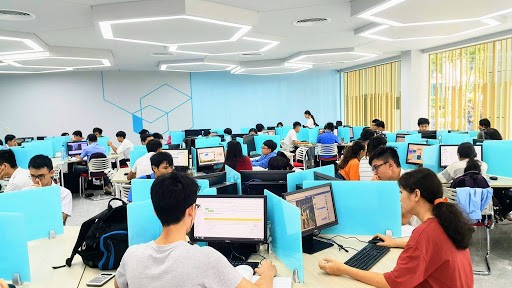 Sinh viên trường ĐH Công nghiệp TP. HCM phải vào lớp học từ 6h30 sáng - ảnh 2