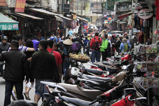 Mục kích những vỉa hè bị 'đánh cắp' ở Hà thành - ảnh 1
