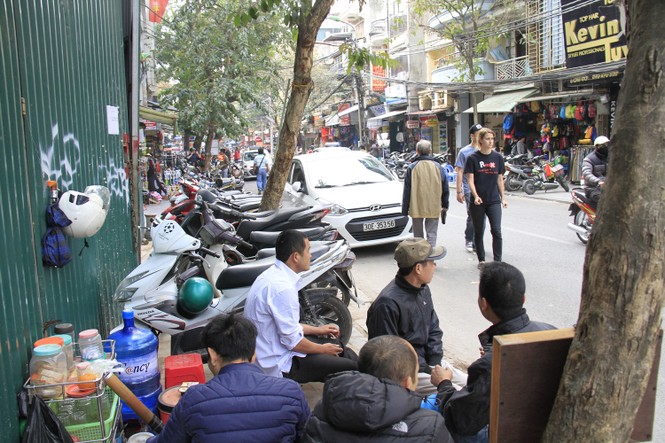 Mục kích những vỉa hè bị 'đánh cắp' ở Hà thành - ảnh 2