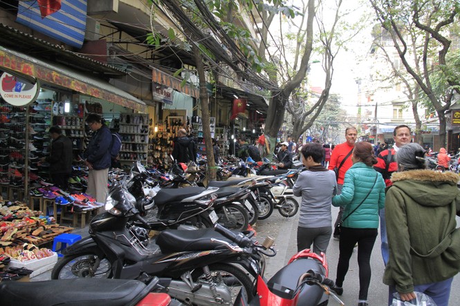 Mục kích những vỉa hè bị 'đánh cắp' ở Hà thành - ảnh 5