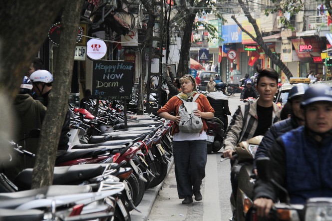 Mục kích những vỉa hè bị 'đánh cắp' ở Hà thành - ảnh 8