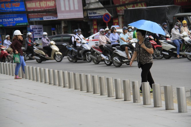 Hàng trăm cọc sắt biến vỉa hè thành “lãnh địa riêng” đã được nhổ bỏ - ảnh 13