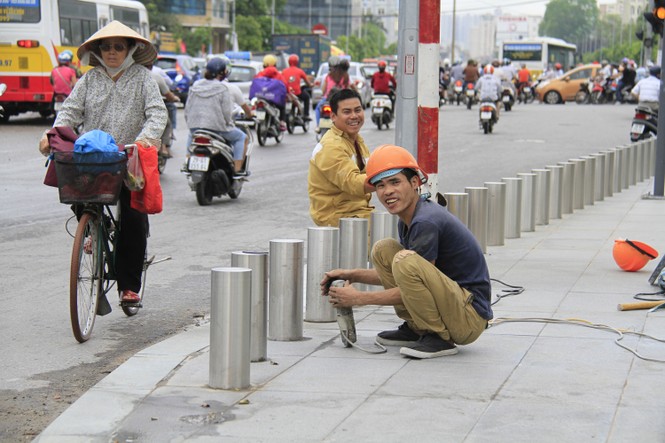 Hàng trăm cọc sắt biến vỉa hè thành “lãnh địa riêng” đã được nhổ bỏ - ảnh 2