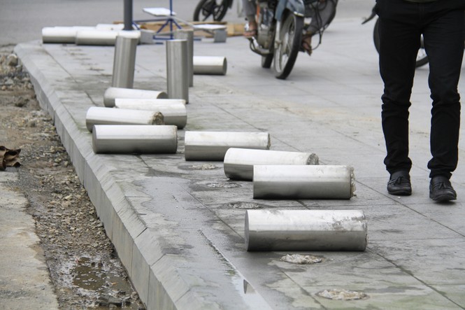 Hàng trăm cọc sắt biến vỉa hè thành “lãnh địa riêng” đã được nhổ bỏ - ảnh 7