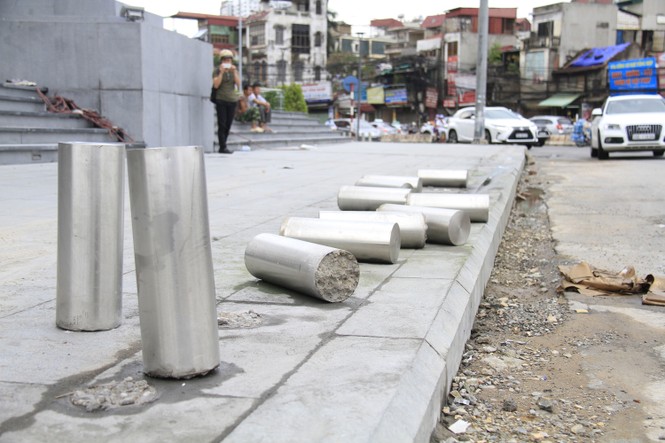Hàng trăm cọc sắt biến vỉa hè thành “lãnh địa riêng” đã được nhổ bỏ - ảnh 6