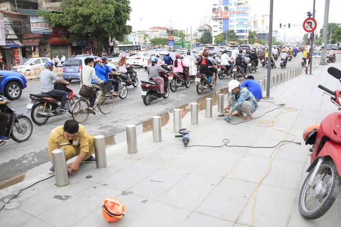 Hàng trăm cọc sắt biến vỉa hè thành “lãnh địa riêng” đã được nhổ bỏ - ảnh 1
