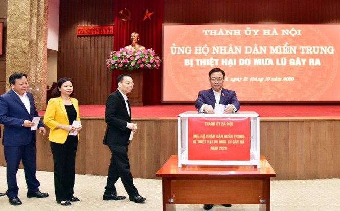Bí thư Hà Nội quyên góp ủng hộ đồng bào miền Trung - ảnh 1