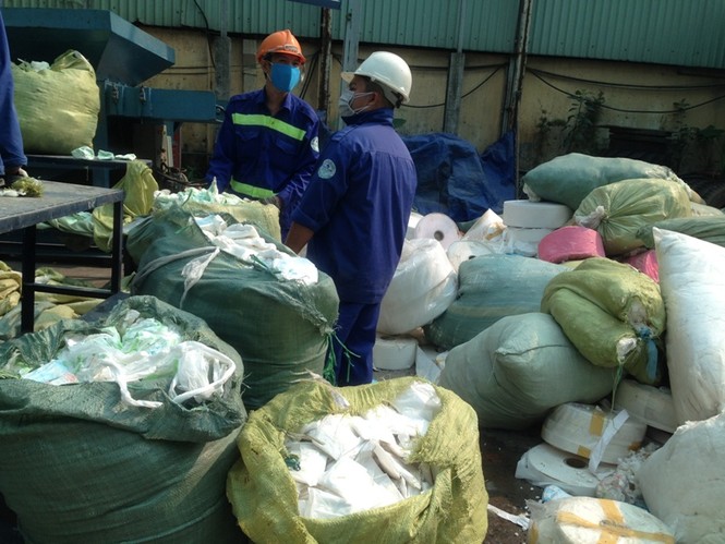 TPHCM tiêu hủy hàng tấn băng vệ sinh giả - ảnh 1