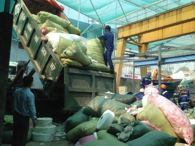 TPHCM tiêu hủy hàng tấn băng vệ sinh giả - ảnh 3