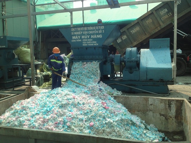 TPHCM tiêu hủy hàng tấn băng vệ sinh giả - ảnh 5