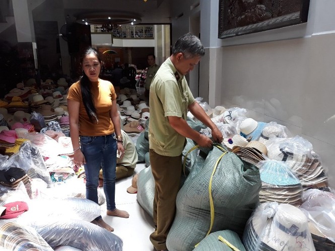 Phát hiện hàng ngàn chiếc mũ nón hàng hiệu giả ở Sài Gòn - ảnh 2