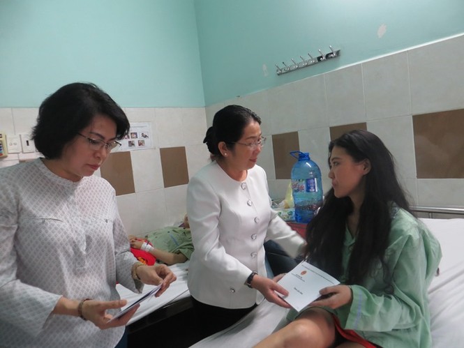 Lãnh đạo TPHCM thăm hỏi, động viên nạn nhân trong vụ cháy chung cư - ảnh 3