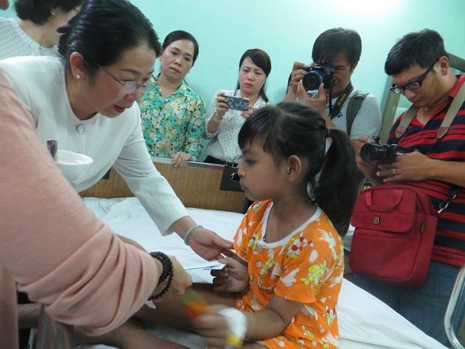 Lãnh đạo TPHCM thăm hỏi, động viên nạn nhân trong vụ cháy chung cư - ảnh 2