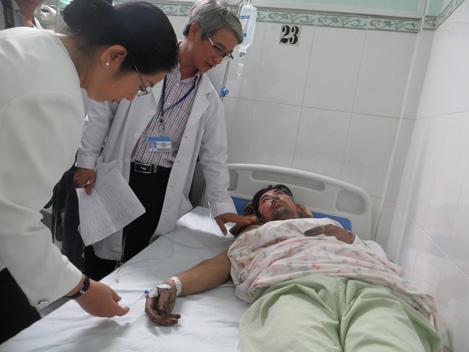 Lãnh đạo TPHCM thăm hỏi, động viên nạn nhân trong vụ cháy chung cư - ảnh 4