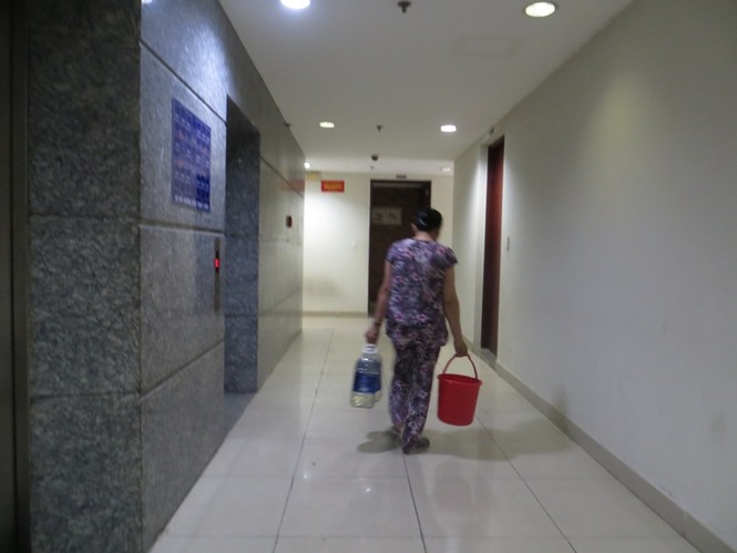 Cư dân Carina cố bám trụ ở chung cư không điện nước - ảnh 2