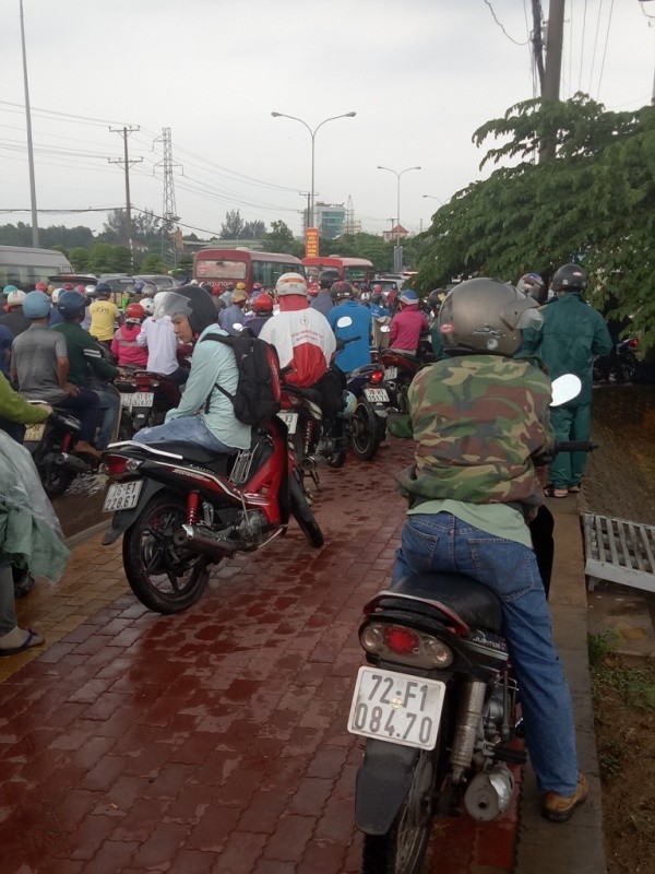đường bình dương ngập nặng sau cơn mưa chiều - ảnh 2