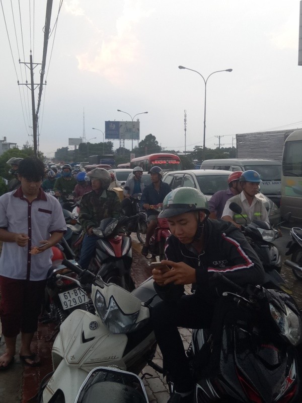 đường bình dương ngập nặng sau cơn mưa chiều - ảnh 4
