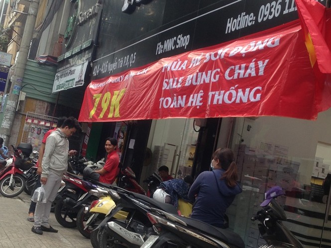 Phố thời trang 'không nói thách' ở Sài Gòn - ảnh 2