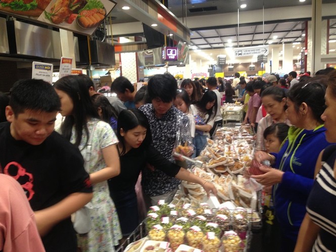Lễ 30/4, người Sài Gòn xếp hàng vào trung tâm thương mại ăn chơi - ảnh 2